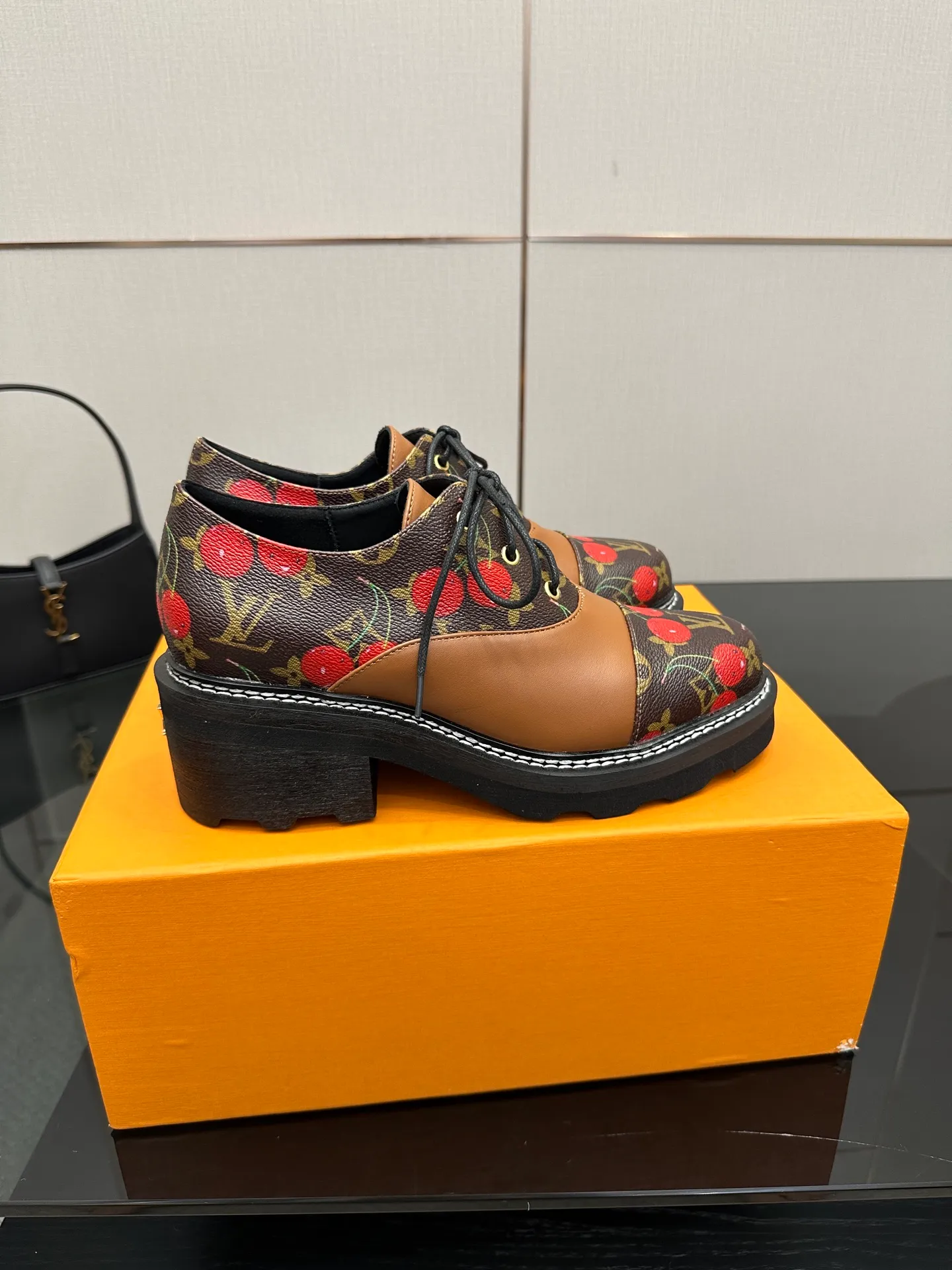 👟👟Ex-factory price 720👟👟 LOUIS VUITTON Louis Vuitton counter latest model top version LV inner cowhide material is real! Original 1:1 material reproduction! Modern and casual in one! Release a strong aura like a queen 🔥Capture everyone's attention instantly💃 Inner/foot pads: imported cowhide Fabric: cowhide Outsole: full genuine leather Code number: 35-41 (40, 41, 42 customizations are not returnable)